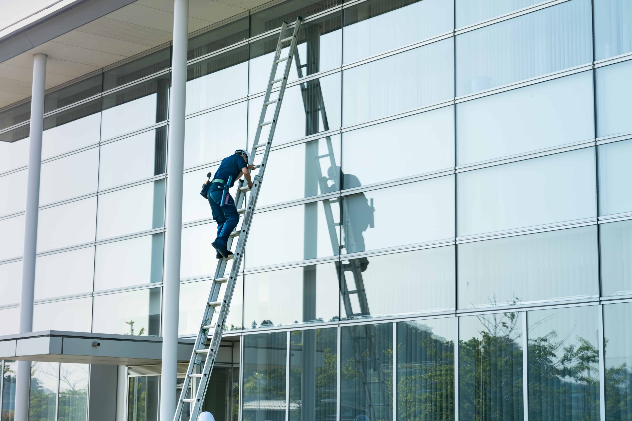 Glas- und Fassadenreinigung an einem Gebäude durch die KOFLER GmbH