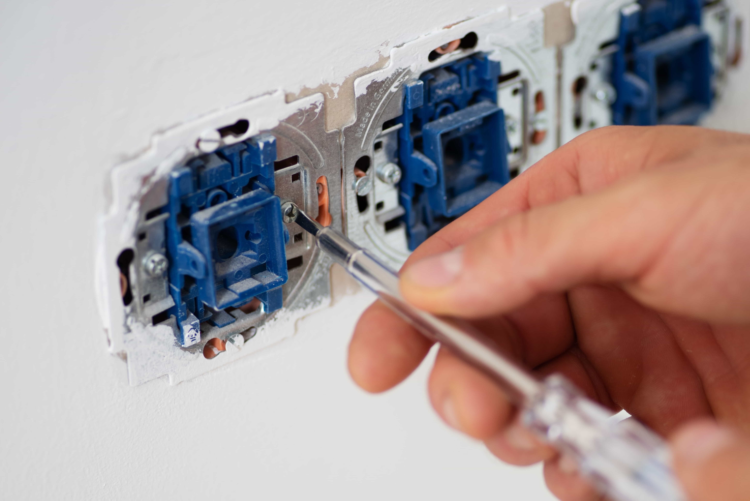 Fachkraft der KOFLER GmbH bei einer kleinen Reparatur im Objekt